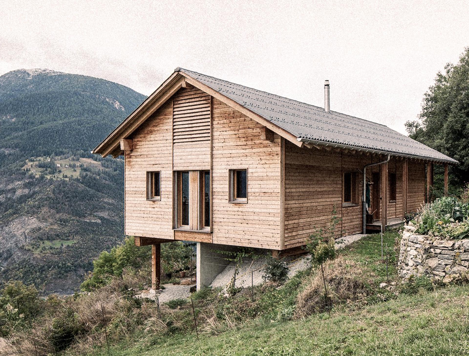 Alleinstehendes Holzhaus in den Bergen
